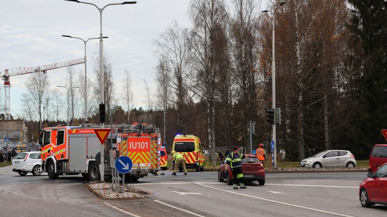 Räddningsfordon, ambulans och brandbil är parkerade vid en vägkorsning i Gammeblacka i Borgå.