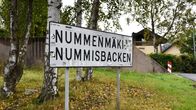 Skylt där det står Nummenmäki, Nummisbacken.