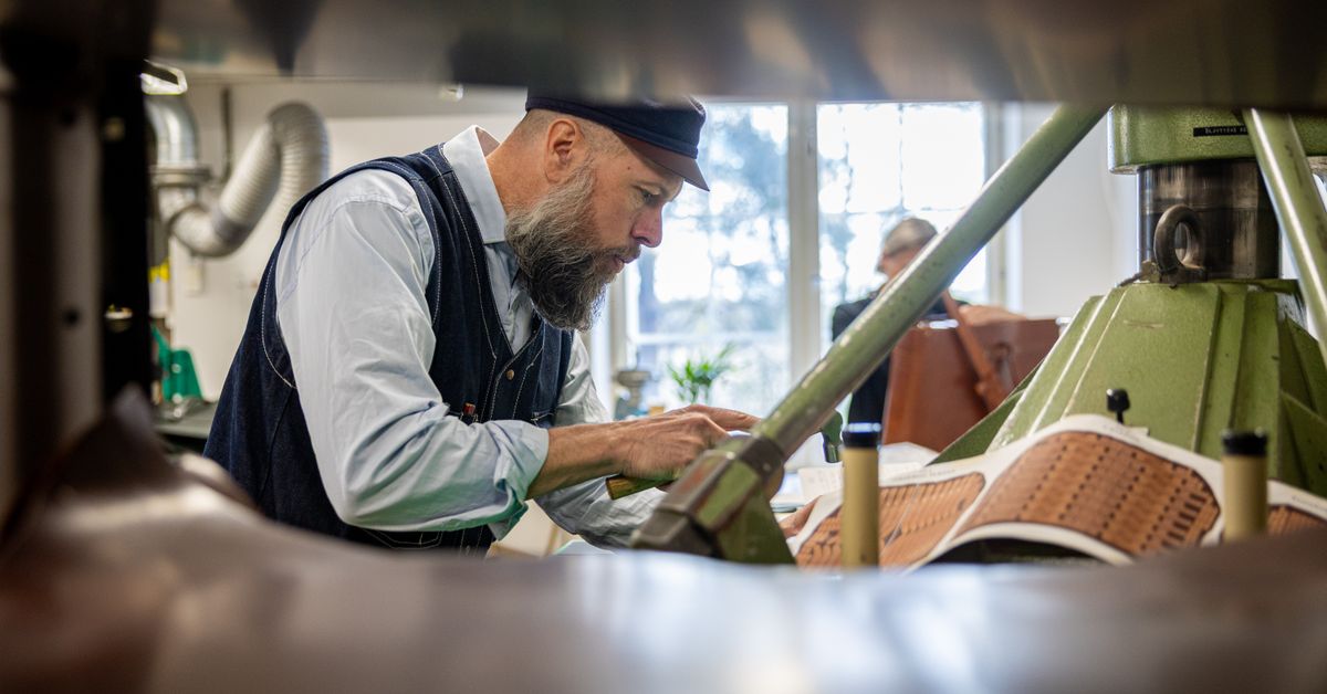 Hämeenlinnassa valmistetaan 720 euron nahkareppuja vientiin ja koulutetaan omat artesaaninahkasepät