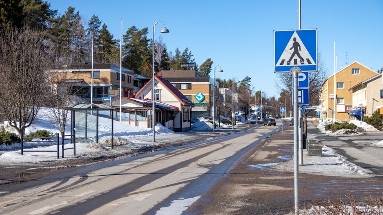 Virtain keskustie kuvattuna aurinkoisena huhtikuun päivänä.