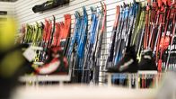 Kuvassa Intersport Suomenojan hiihto-osaston suksihylly. Edessä suksimonoja.