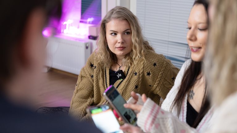 Emma Sartolahti ja Maria Liukkonen (vasemmalta oikealle) kuuntelevat Taylor Swiftin uuden albumin kappaleita ja kommentoivat laulun sanoituksia.