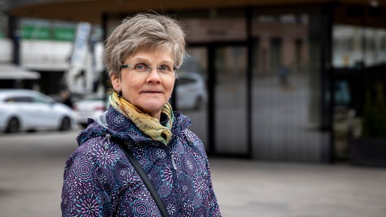 Marjo Sinokki seisoo Turun kauppatorilla.