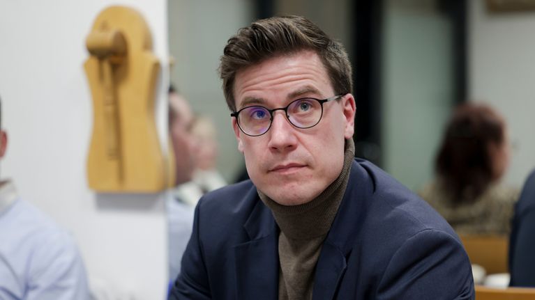 Perussuomalaisten Pekka Aittakumpu kuvattuna vaali-iltana Oulussa 13.4.2025.