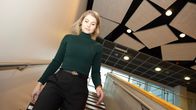 Kuopiolainen Taina Törmänen kävelee rappusissa lounastauolla.