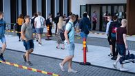 Metropolian Myllypuron toimipisteen sisäpihalla pääsykokeisiin tulijoita.
