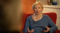 Tiina Parikka istuu nojatuolissa, kasvot katsojaan päin.