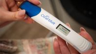 Graviditetstest med texten "Raskaana/Gravid" 