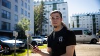 Otto Saari istuu puhelin kädessä parkkipaikalla helsingin myllypurossa.