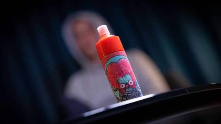 Anonyymi äiti kertoo haastattelussa lapsensa nikotiiniriippuvuudesta. Kuvan etualalla lasten parissa käytetty vape.
