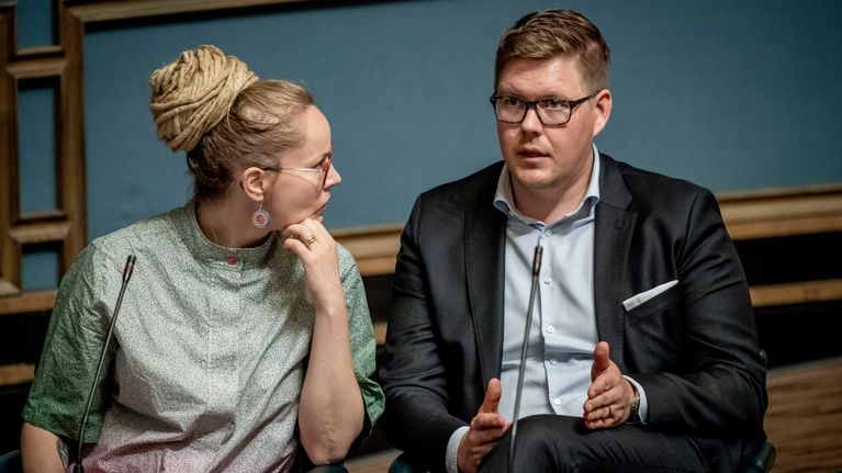 Hanna Sarkkinen ja Antti Lindtman täysistunnossa