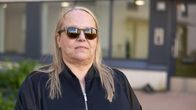 Maarit Savolainen katsoo kameraan. 