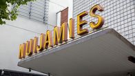 Nuijamies -kyltti vanhan elokuvateatterin oven yläpuolella.