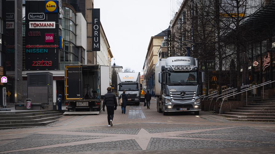 Tavarantoimittajia Jyväskylän keskustassa.