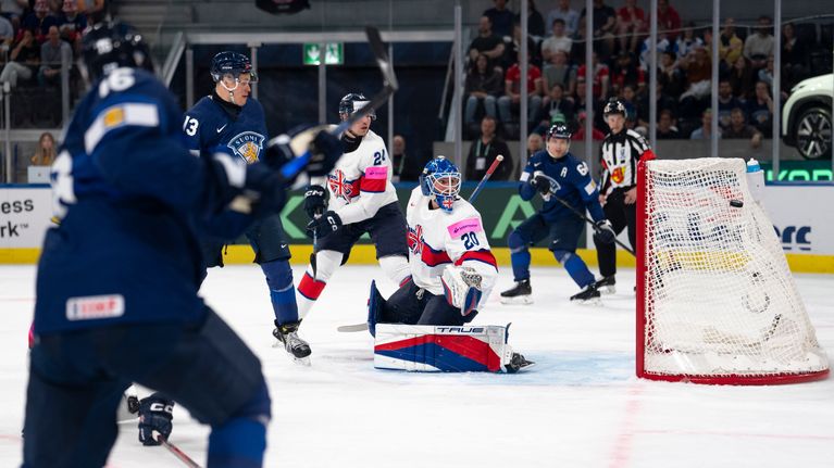 Barkov laukoo maalista ohi.