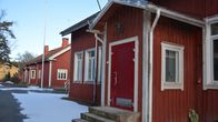 Gamla röda hus som har fungerat som skola.