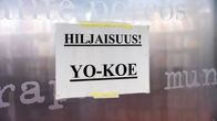 Hiljaisuus! YO-KOE -kyltti Tikkurilan lukiossa, Vantaalla.