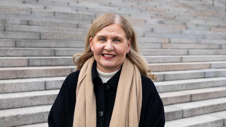 Auli Hänninen, toimitusjohtaja. YTK Työttömyyskassa, Kuvattuna Eduskuntatalon edessä.