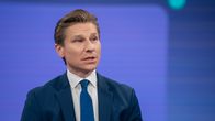 Puolustusministeri Antti Häkkänen tv-studiossa.