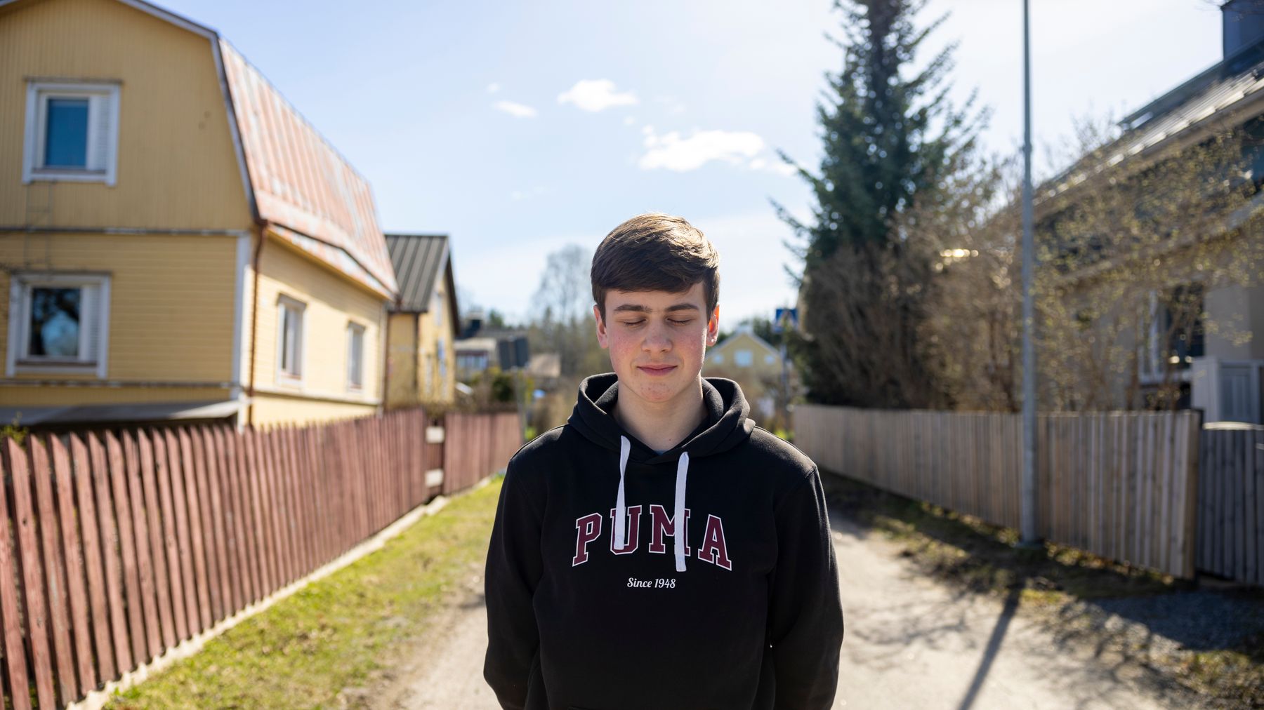 Kilpa-ajaja Tuukka Taponen poseeraa lapsuuskotinsa edustalla Lohjalla 2.5.2024.