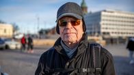 Heikki Vihuri seisoo kauppatorilla.