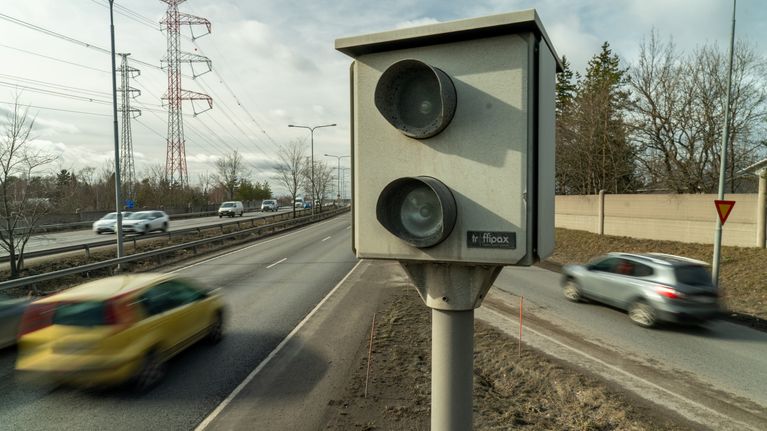 Nopeudenvalvontakamera Kehä III:n varrella.