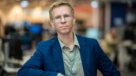 Porträtt av Panu Pokkinen i blå kavaj.