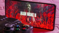 Alan Wake II -peli kännykän näytöllä.