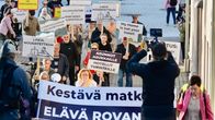 Ihmisiä erilaisten plagaattien kanssa.