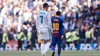 Cristiano Ronaldo ja Lionel Messi kävelevät kentällä.