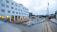 Uuden rautatieaseman aukio.