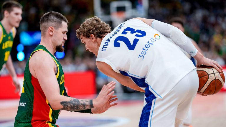 Lauri Markkanen ja Margiris Normantas koripallon EM-kisoissa 2025.