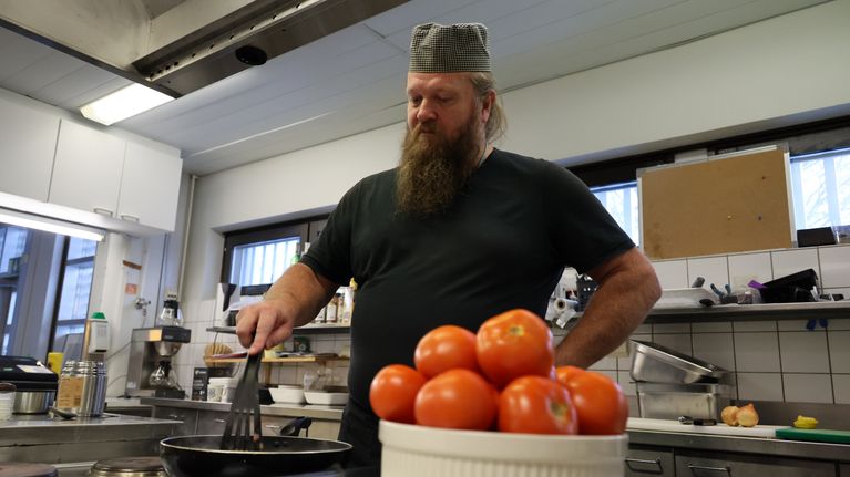 Kaje Komulainen paistaa nauta-herne-jauhista keittiössä