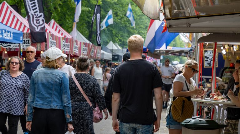 Ihmisiä markkinatapahtumassa.