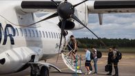 Finnairin ATR-72-500 ottamassa matkustajia kyytiin Helsinki-Vantaan lentokentällä.