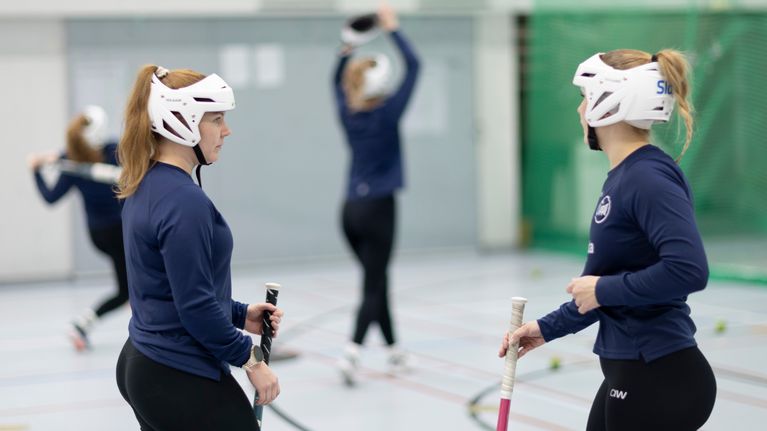 Kaksi pesäpalloilijaa keskustelee.