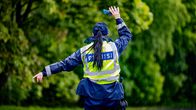 Selin seisova poliisi osoittaa liikenneratsiassa suuntaa, johon ajoneuvo tulee ajaa.
