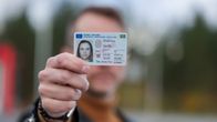 Toimittaja Juha Virranniemi näyttää Specimen-henkilökorttia Oulussa 30.9.2024.