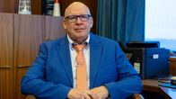Haminan-Kotkan sataman satamajohtaja Kimmo Naski istumassa työpöytänsä ääressä.