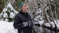 Timo Hannula katselee ylivieskalaisella metsäpalstallaan lintuja 10.12.2025.
