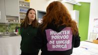 Ungdomsledaren Petra Backman diskuterar med en kollega.