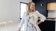 Niina Koivikko nojaamassa toisella kädellä ruokapöytään.