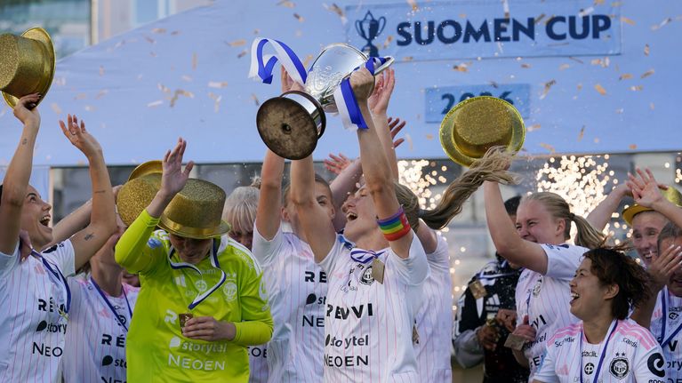 HJK:n pelaajat juhlivat voittoa jalkapallon naisten Suomen Cupin loppuottelussa.