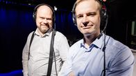 Ylen toimittajat Matti Koivisto ja Olli Haapakangas Ylen studiolla 14. toukokuuta.