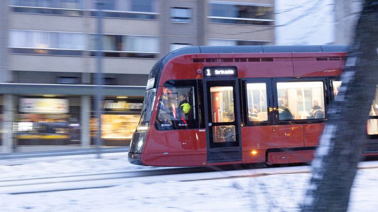Tampereen ratikka Tullintorin edustalla.