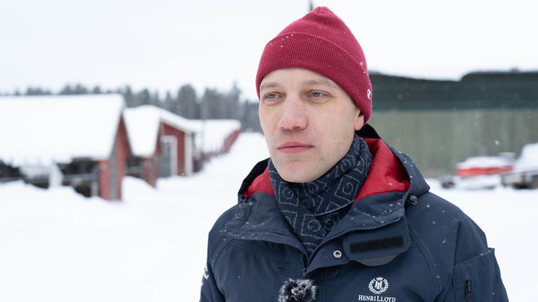 man på pälsfarm