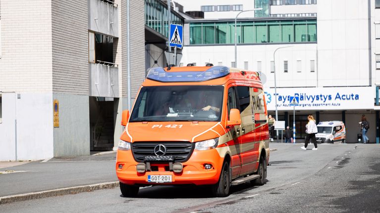 Ambulanssi Tayssin edustalla.