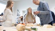 Arina Nikrus, kouluvaari Ismo Ylinen ja Reetta Henttonen puukäsityötunnilla.