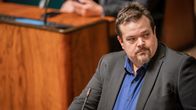 Perussuomalaisten kansanedustaja Antti Kangas eduskunnan istuntosalissa.