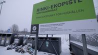 Överfull rinki-ekopunkt i snöyra.